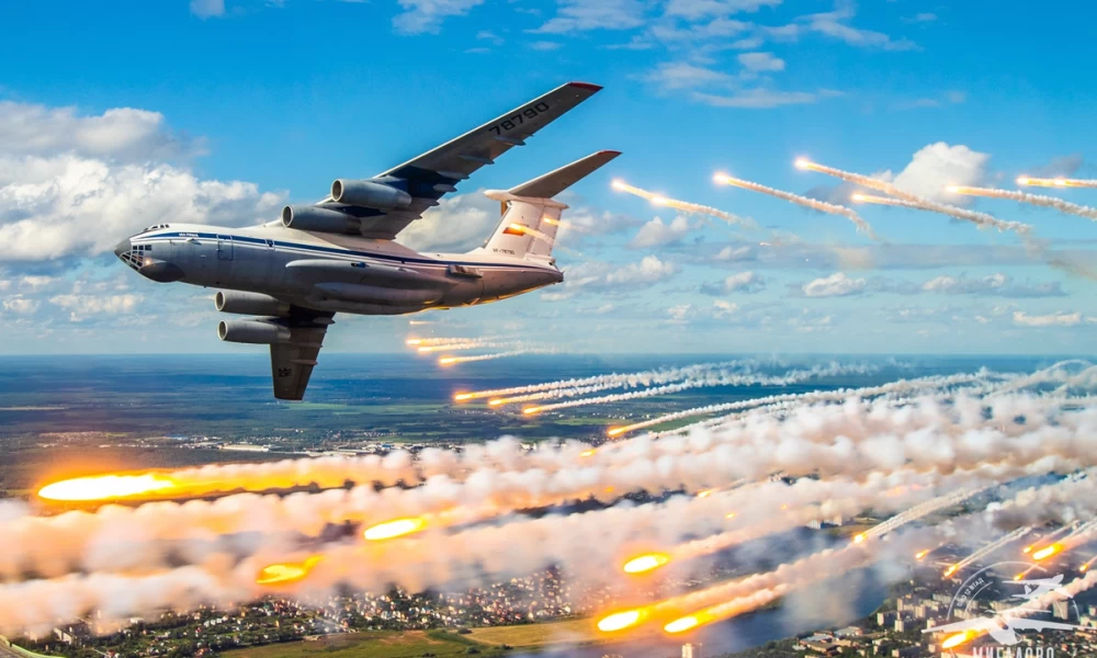 Αεροσκάφη Il-76MD εξαπολύουν σύννεφο θερμοβολίδων - Βίντεο